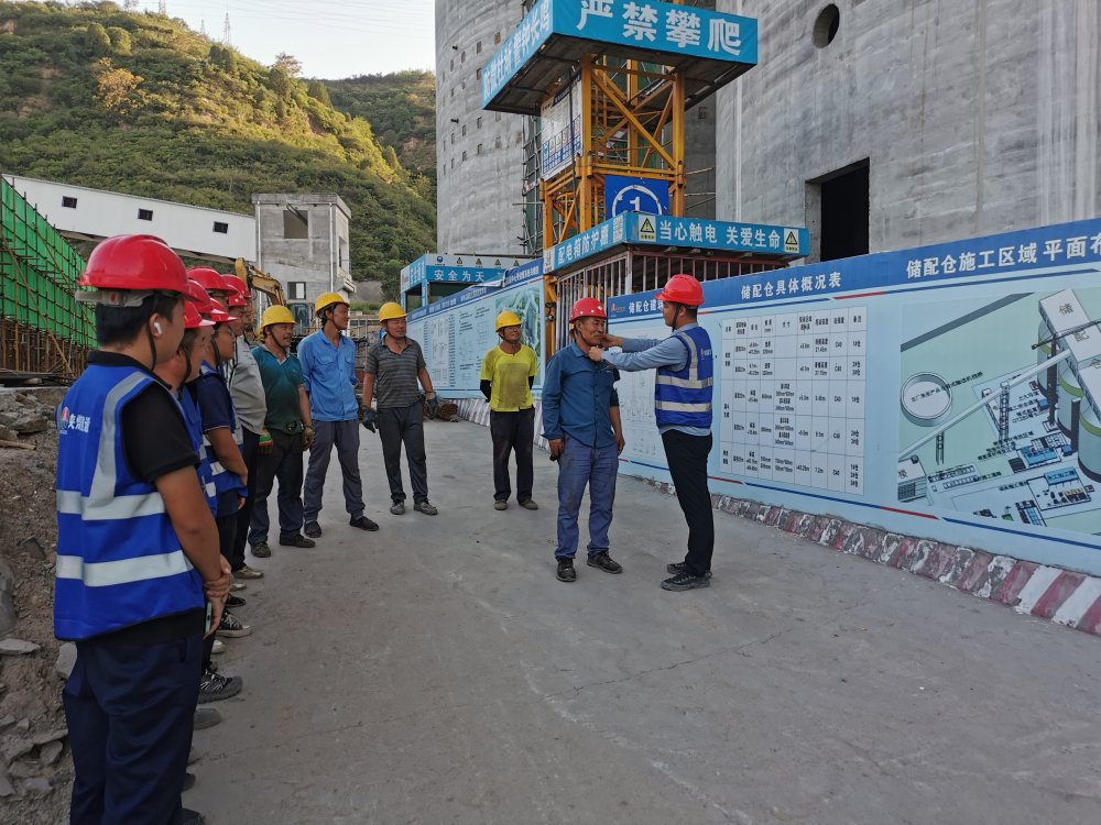 陕煤建设韩城分公司土建十一项目部:每日一聚话安全,工地防线牢又坚