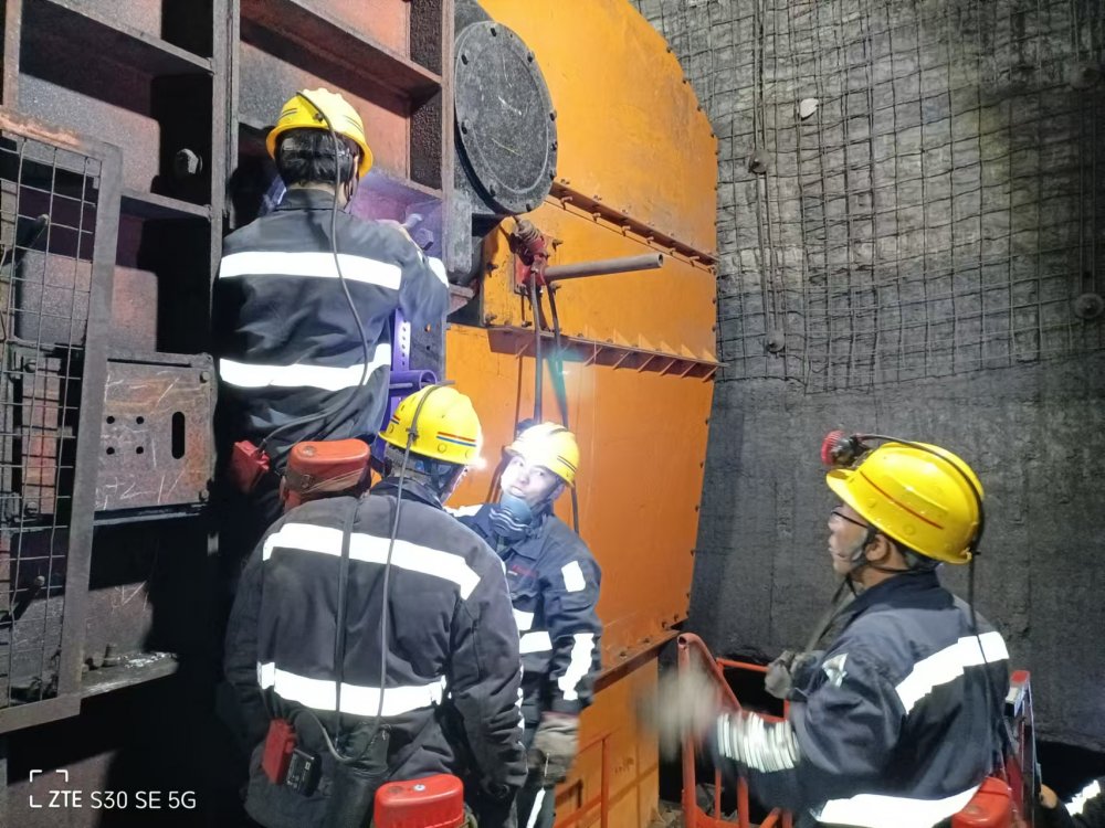 陕煤建设韩城分公司张家峁项目部:2206胶运顺槽胶带机及电控系统安装工程顺利通过竣工验收