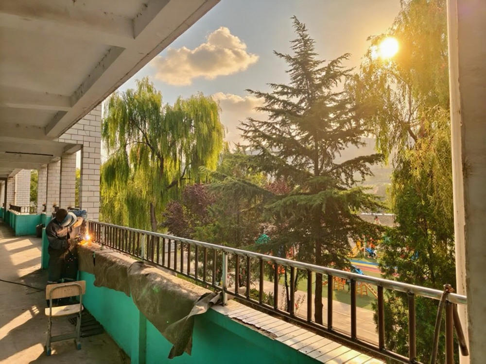 助力地方教育,护航学子平安——陕煤建设矿建二公司安装项目部为卓立小学教学楼安装防护栏杆