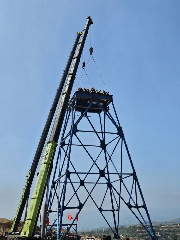 陕煤建设矿建二公司承建的桑树坪煤矿回风立井天轮平台起吊安装完成