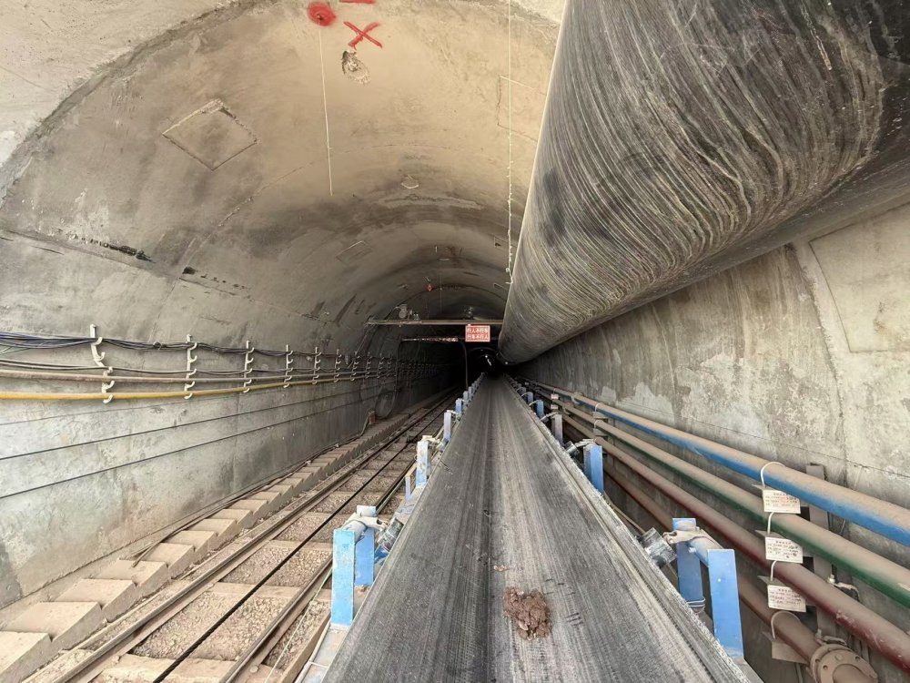 陕煤建设天工公司矿建六部:玻璃沟煤矿主斜井皮带排矸系统试运转一次成功