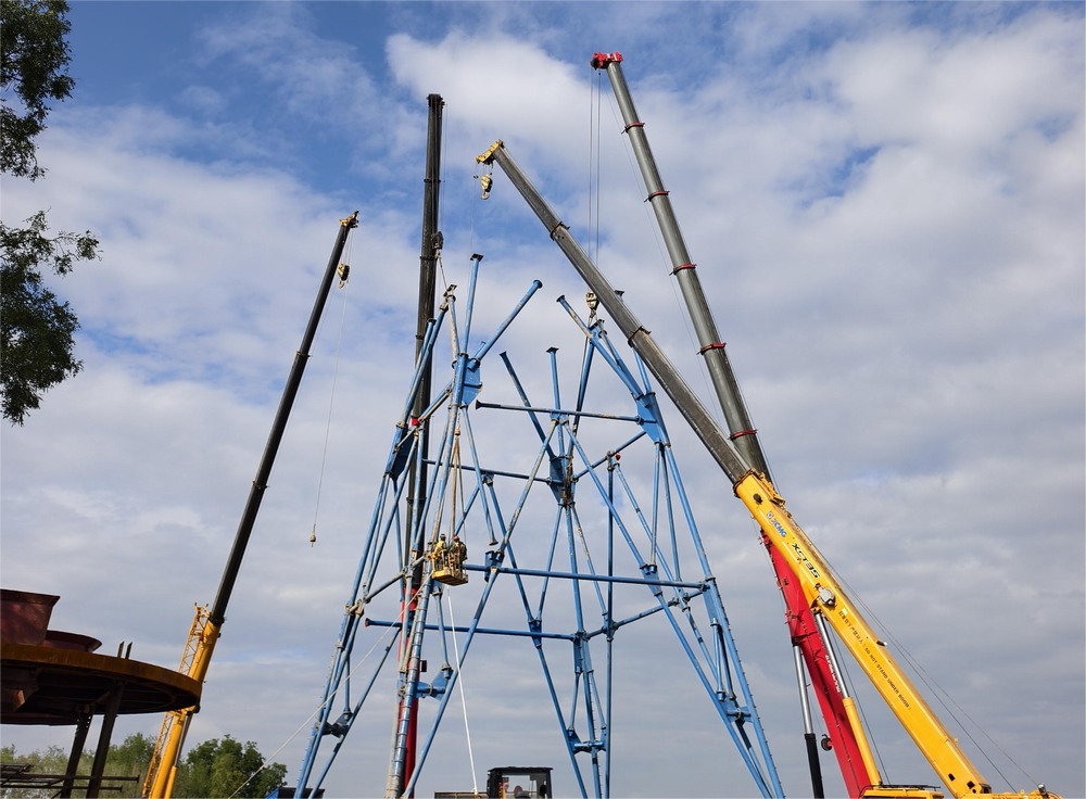 陕煤建设矿建二公司小庄煤矿义门回风立井工程井架顺利完成起立