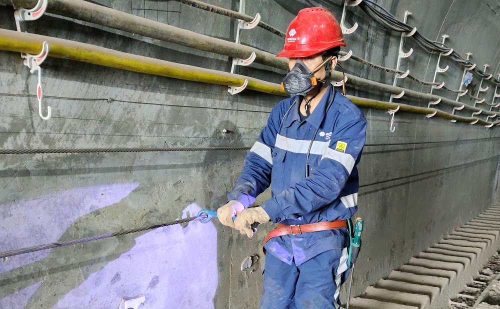 爬坡不用“喘粗气”！玻璃沟煤矿行人助行装置投运，省力更暖心