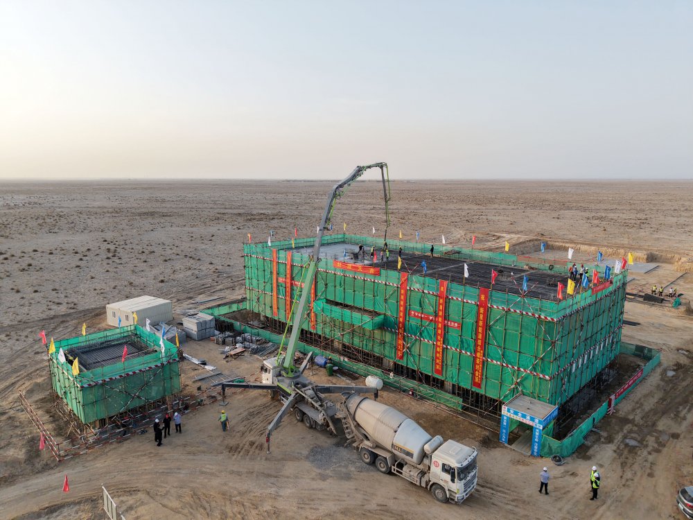 bcw8白菜网论坛新疆公司兵团第十三师新星市30万千瓦光伏发电项目升压汇集站生产综合楼、警卫传达室顺利封顶