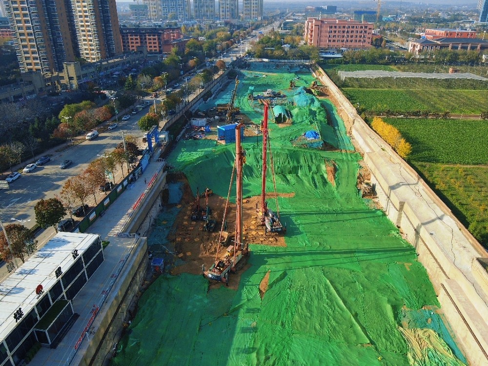 陕煤建设铜煤公司云谷市集项目部：多维举措筑牢扬尘治理防线