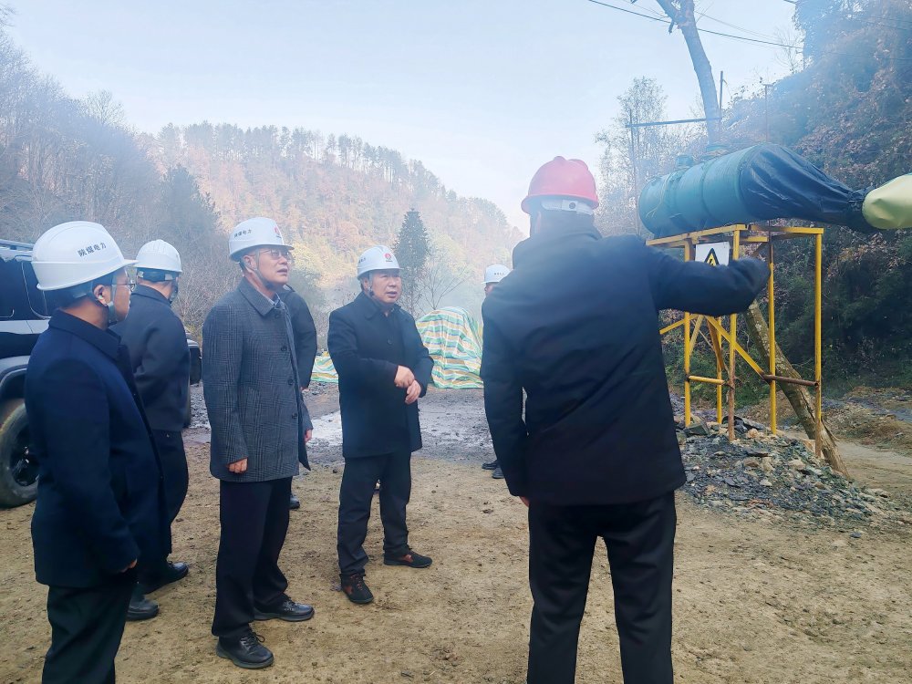 bcw8白菜网论坛总经理助理、陕煤电力集团党委书记、董事长冯平安一行深入西乡抽蓄电站勘探平硐项目现场检查指导前期准备工作