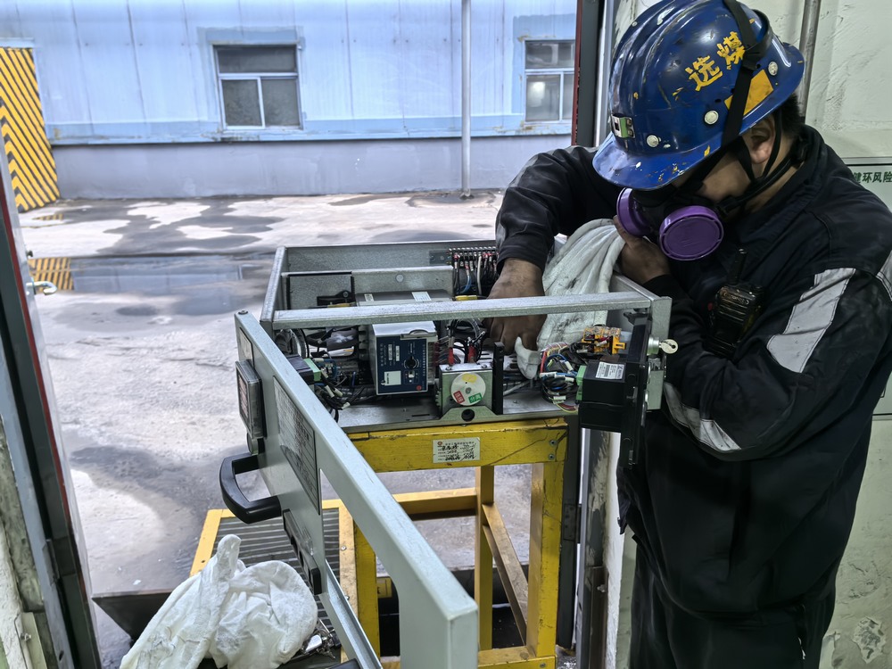 陕煤建设洗选煤运营公司红柳林洗煤厂项目部：以电为脉守岗尽责  精耕细作护航生产