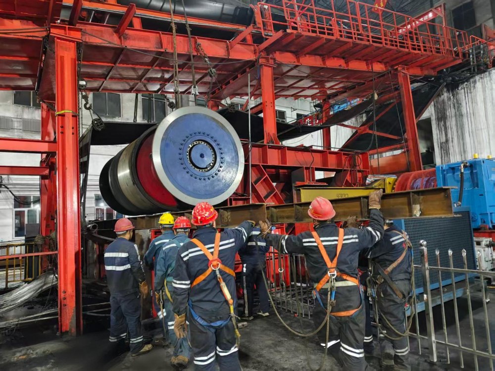 节日攻坚显担当 设备升级保运行